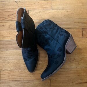 Dingo Black Leather Floral Embroidered Western Boots Size 9.5
